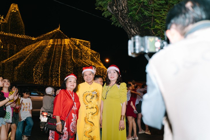 Nh&agrave; thờ Đức B&agrave; l&agrave; địa điểm ưa th&iacute;ch được nhiều người lựa chọn để h&ograve;a c&ugrave;ng kh&ocirc;ng kh&iacute; Gi&aacute;ng sinh - Ảnh: THANH HIỆP