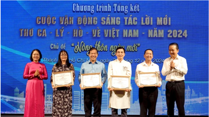 Phó Giám đốc Sở VHTT TPHCM Võ Trọng Nam và Phó Giám đốc Phụ trách Trung tâm Văn hóa TPHCM Nguyễn Thị Hoài Phượng trao giải nhất, nhì, ba thể loại sáng tác dân ca, lý, hò, vè. Ảnh: THÚY BÌNH