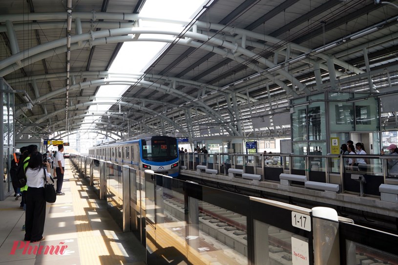 Người d&acirc;n đi lại bằng t&agrave;u Metro số 1 - Ảnh: Vũ Quyền