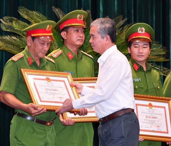 Ph&oacute; Chủ tịch UBND TPHCM Ng&ocirc; Minh Ch&acirc;u tặng bằng khen cho c&aacute;c tập thể xuất sắc trong c&ocirc;ng t&aacute;c ph&ograve;ng chống tội phạm. Ảnh: VIỆT DŨNG