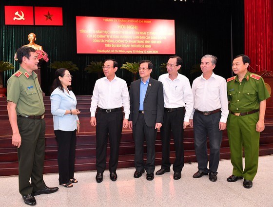 B&iacute; thư Th&agrave;nh ủy TPHCM Nguyễn Văn N&ecirc;n trao đổi c&ugrave;ng c&aacute;c đại biểu dự Hội nghị tổng kết c&ocirc;ng t&aacute;c ph&ograve;ng,chống tội phạm trong t&igrave;nh h&igrave;nh mới. Ảnh: VIỆT DŨNG