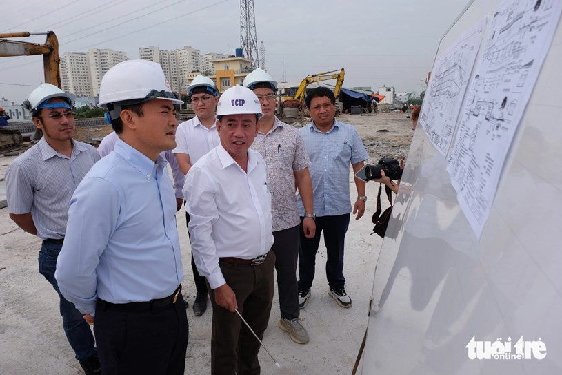 Ph&oacute; chủ tịch UBND TP.HCM B&ugrave;i Xu&acirc;n Cường (b&igrave;a tr&aacute;i) nghe đại diện chủ đầu tư b&aacute;o c&aacute;o tiến độ dự &aacute;n - Ảnh: PHƯƠNG NHI &nbsp;