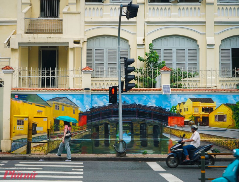 &ldquo;Việt Nam tươi đẹp&rdquo; l&agrave; c&ocirc;ng tr&igrave;nh b&iacute;ch họa được nhiều người biết đến tại TPHCM. C&ocirc;ng tr&igrave;nh do C&ocirc;ng ty TNHH Nippon Paint phối hợp c&ugrave;ng Đo&agrave;n Thanh ni&ecirc;n C&ocirc;ng an TP.HCM thực hiện với nhiều t&acirc;m huyết v&igrave; một th&agrave;nh phố xanh - sạch - đẹp d&agrave;nh tặng nh&acirc;n d&acirc;n th&agrave;nh phố. - Ảnh: T.Hương