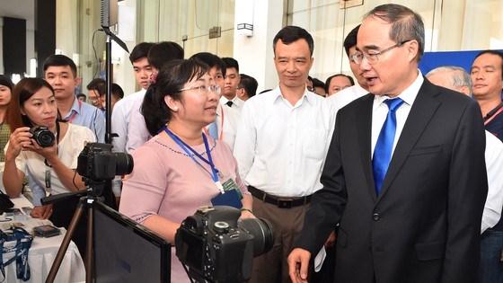 B&iacute; thư Th&agrave;nh uỷ TPHCM Nguyễn Thiện Nh&acirc;n tham quan triển l&atilde;m c&aacute;c ứng dụng C&ocirc;ng nghệ th&ocirc;ng tin v&agrave;o cải c&aacute;ch h&agrave;nh ch&iacute;nh của c&aacute;c sở ng&agrave;nh TP. Ảnh: VIỆT DŨNG