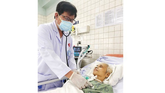 Bác sĩ CKII Ngô Thế Hoàng, Trưởng khoa Nội hô hấp, Bệnh viện Thống Nhất, thăm khám bệnh nhân