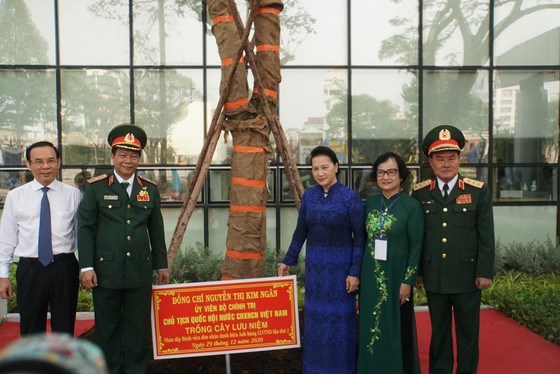 Chủ tịch Quốc hội Nguyễn Thị Kim Ng&acirc;n trồng c&acirc;y lưu niệm tại&nbsp;Bệnh viện Qu&acirc;n y 175. Ảnh: PHẠM AN