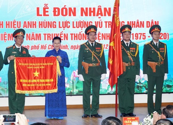 Chủ tịch Quốc hội Nguyễn Thị Kim Ng&acirc;n trao tặng&nbsp;tặng danh hiệu Anh h&ugrave;ng&nbsp;LLVTND cho tập thể Bệnh viện Qu&acirc;n y 175 . Ảnh: HO&Agrave;NG H&Ugrave;NG