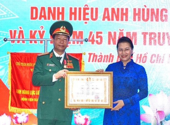 Chủ tịch Quốc hội Nguyễn Thị Kim Ng&acirc;n trao tặng Hu&acirc;n chương lao động Hạng nhất cho Thiếu tướng Nguyễn Hồng Sơn, Gi&aacute;m đốc Bệnh viện Qu&acirc;n y 175. Ảnh: HO&Agrave;NG H&Ugrave;NG