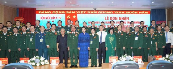 Chủ tịch Quốc hội&nbsp;Nguyễn Thị Kim Ng&acirc;n,&nbsp;B&iacute; thư Th&agrave;nh ủy TPHCM&nbsp;Nguyễn Văn N&ecirc;n chụp h&igrave;nh lưu niệm c&ugrave;ng c&aacute;c đại biểu tại buổi lễ. Ảnh: HO&Agrave;NG H&Ugrave;NG