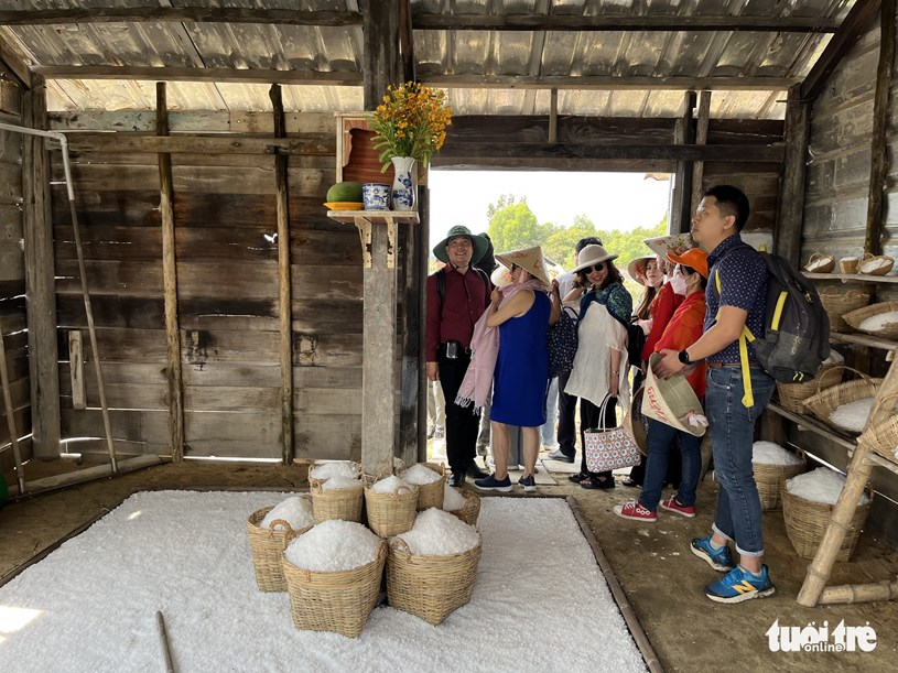 Kh&ocirc;ng gian nghề muối được t&aacute;i hiện ngay tr&ecirc;n c&aacute;nh đồng muối. Du kh&aacute;ch được t&igrave;m hiểu về quy tr&igrave;nh l&agrave;m muối của người d&acirc;n ấp đảo, v&agrave; trải nghiệm một số thao t&aacute;c cơ bản - Ảnh: N.B&Igrave;NH