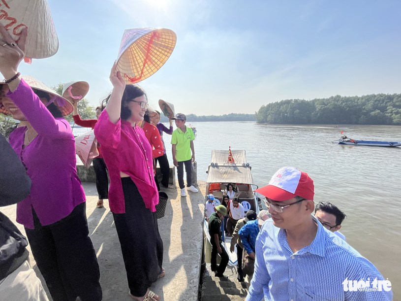 Niềm vui của người d&acirc;n Thiềng Liềng đ&oacute;n những vị du kh&aacute;ch đầu ti&ecirc;n trong ng&agrave;y ra mắt sản phẩm - Ảnh: N.B&Igrave;NH