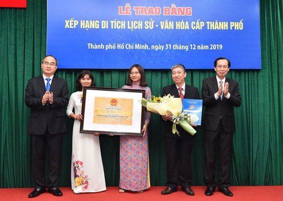 B&iacute; thư Th&agrave;nh uỷ TPHCM Nguyễn Thiện Nh&acirc;n trao bằng xếp hạng di t&iacute;ch lịch sử-văn ho&aacute; cấp TP cho Trường THCS V&otilde; Trường Toản. Ảnh: VIỆT DŨNG