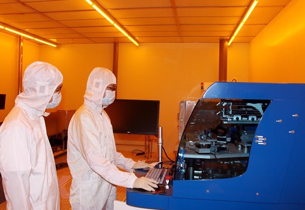 Các chuyên gia nghiên cứu công nghệ tại Phòng sạch Trung tâm Nghiên cứu triển khai Khu Công nghệ cao Thành phố Hồ Chí Minh. (Ảnh: Tiến Lực/TTXVN)