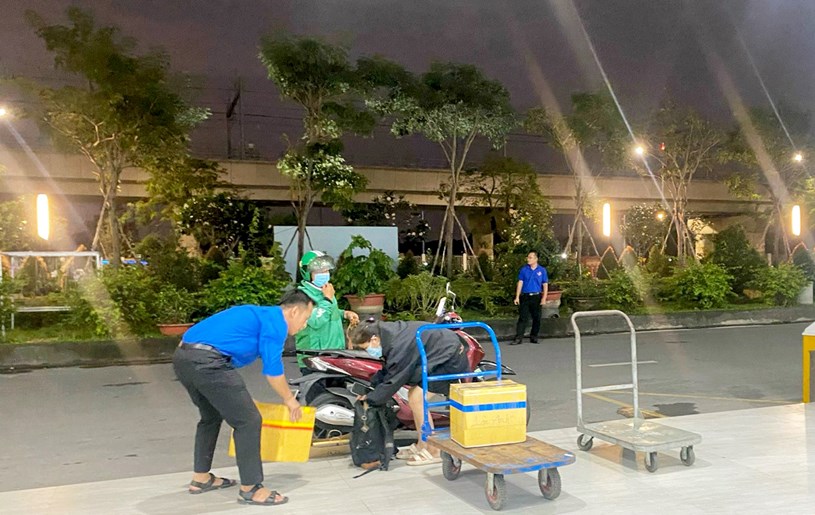 Đoàn thanh niên bến xe túc trực hỗ trợ hành khách đẩy hành lý, hàng hóa tối 29-12 - Ảnh: Q.V.