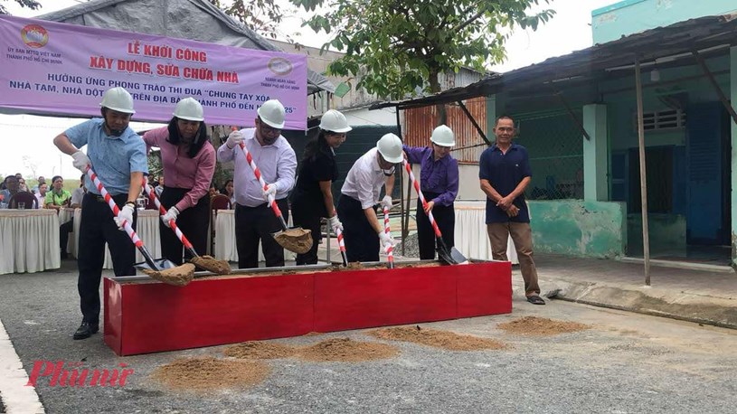 L&atilde;nh đạo Ủy ban MTTQ Việt Nam TPHCM v&agrave; ch&iacute;nh quyền huyện Cần Giờ c&ugrave;ng c&aacute;c đơn vị t&agrave;i trợ x&uacute;c c&aacute;t khởi c&ocirc;ng sửa chữa nh&agrave; &ocirc;ng Nguyễn Văn Dung, Khu phố Giồng Ao, thị trấn Cần Thạnh - Ảnh: Quốc Ngọc