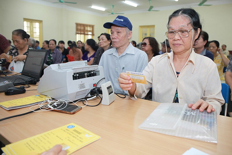 Bưu điện TP. Hồ Ch&#237; Minh bắt đầu chi trả lương hưu, trợ cấp BHXH 