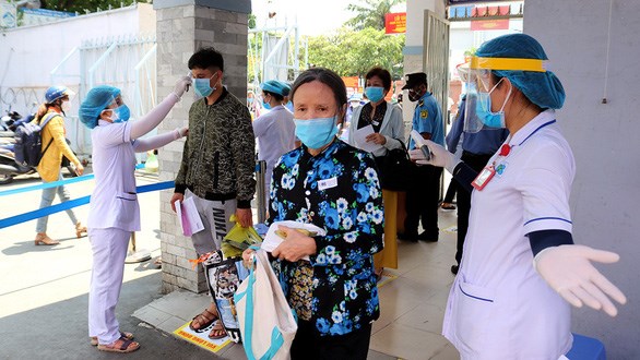 TP. Hồ Ch&iacute; Minh sẽ kiểm so&aacute;t chặt d&ograve;ng người đến Th&agrave;nh phố nhằm kiểm so&aacute;t dịch bệnh. Ảnh: B&aacute;o Tuổi Trẻ