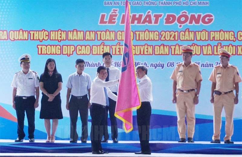 TPHCM ra qu&#226;n thực hiện Năm An to&#224;n giao th&#244;ng 2021