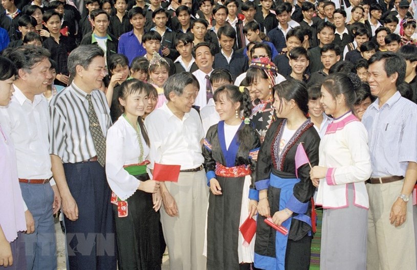 Đồng ch&iacute; L&ecirc; Khả Phi&ecirc;u thăm học sinh, thầy c&ocirc; gi&aacute;o trường PTTH D&acirc;n tộc nội tr&uacute; Điện Bi&ecirc;n Phủ nh&acirc;n chuyến thăm v&agrave; l&agrave;m việc tại Lai Ch&acirc;u từ 10-11/5/1998. (Ảnh: Cao Phong/TTXVN)