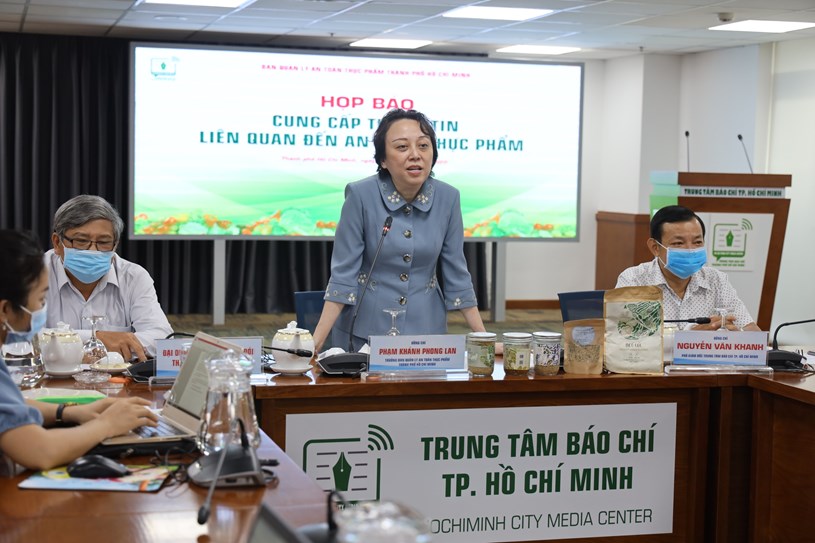 Trưởng Ban Quản l&yacute; An to&agrave;n Thực phẩm (ATTP) Phạm Kh&aacute;nh Phong Lan&nbsp;chủ tr&igrave; họp b&aacute;o. Ảnh Khang Minh