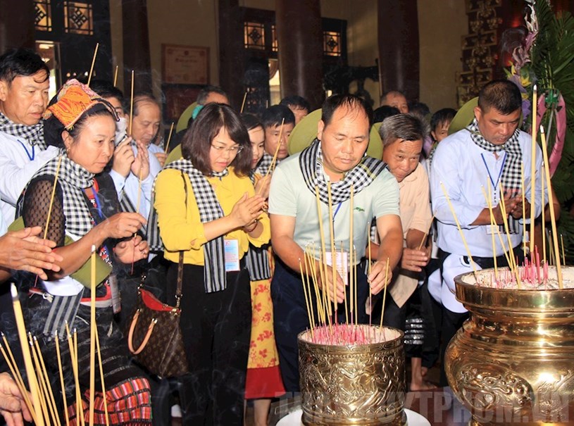 Đo&#224;n đại biểu gi&#224; l&#224;ng, trưởng bản d&#226;ng hương tưởng niệm tại Đền Liệt sĩ Bến Dược