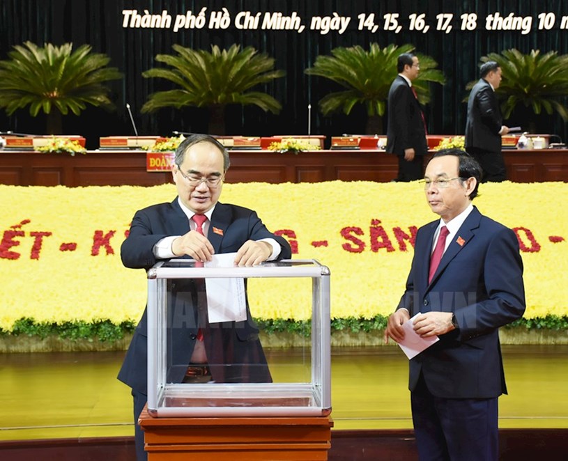 C&#225;c đại biểu dự Đại hội Đại biểu Đảng bộ TPHCM quy&#234;n g&#243;p ủng hộ đồng b&#224;o miền Trung bị lũ lụt