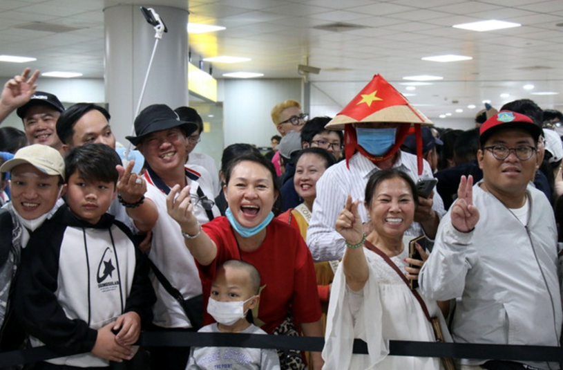 Người d&acirc;n v&agrave; du kh&aacute;ch h&agrave;o hứng chờ tới lượt l&ecirc;n t&agrave;u metro Bến Th&agrave;nh-Suối Ti&ecirc;n. (Ảnh: Tiến Lực/TTXVN)