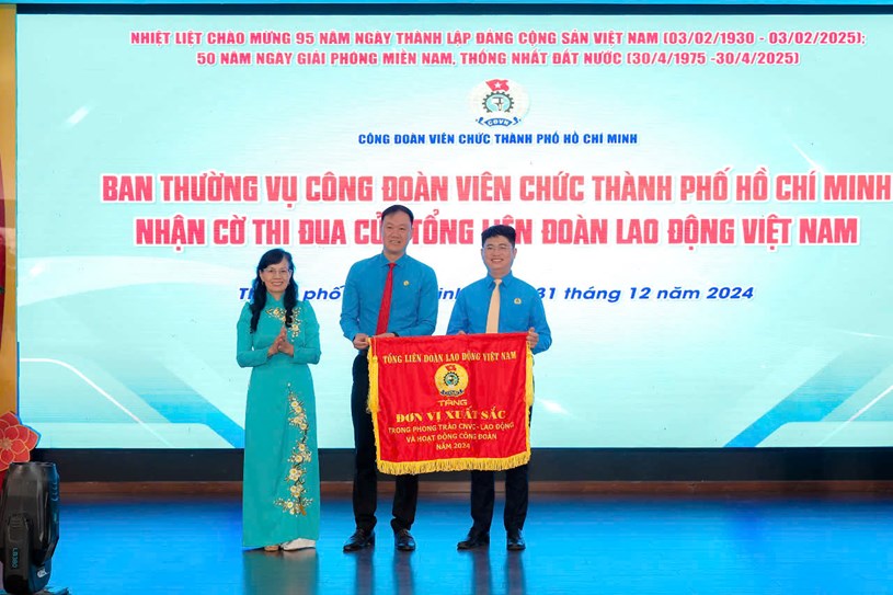 C&ocirc;ng đo&agrave;n Vi&ecirc;n chức TP. HCM vinh dự nhận Cờ thi đua của Tổng Li&ecirc;n đo&agrave;n Lao động Việt Nam.