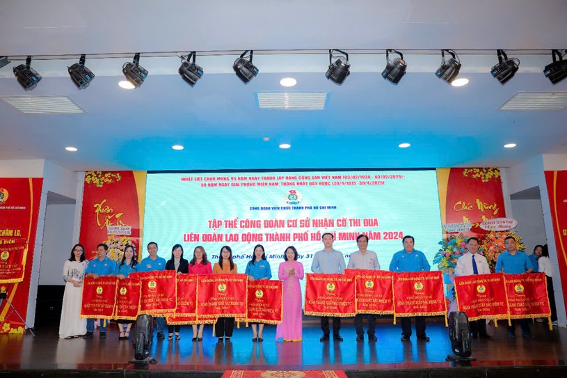 C&aacute;c tập thể nhận Cờ thi đua của Li&ecirc;n đo&agrave;n Lao động TP.HCM