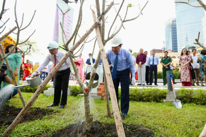 C&aacute;c đồng ch&iacute; l&atilde;nh đạo, đại biểu trồng c&acirc;y trong khu&ocirc;n vi&ecirc;n bảo t&agrave;ng. Ảnh: DŨNG PHƯƠNG