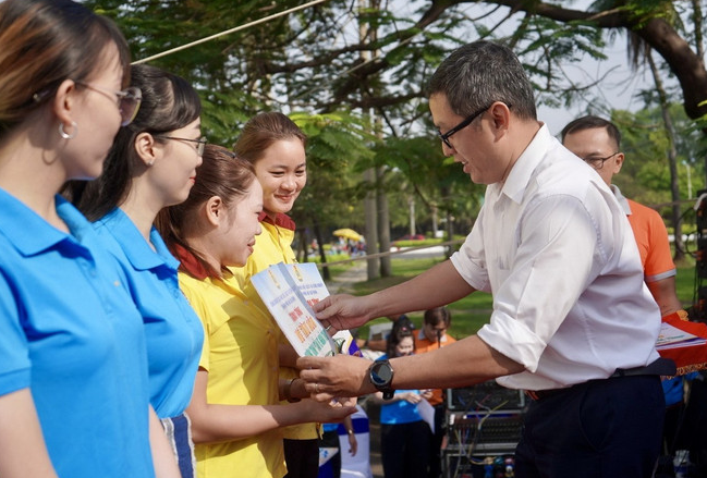 Đại diện Ban Quản l&yacute; Khu chế xuất, Khu c&ocirc;ng nghiệp Th&agrave;nh phố Hồ Ch&iacute; Minh v&agrave; C&ocirc;ng đo&agrave;n trao tặng v&eacute; t&agrave;u cho c&ocirc;ng nh&acirc;n lao động tại Khu chế xuất T&acirc;n Thuận, Th&agrave;nh phố Hồ Ch&iacute; Minh. (Ảnh: Thanh Vũ/TTXVN)