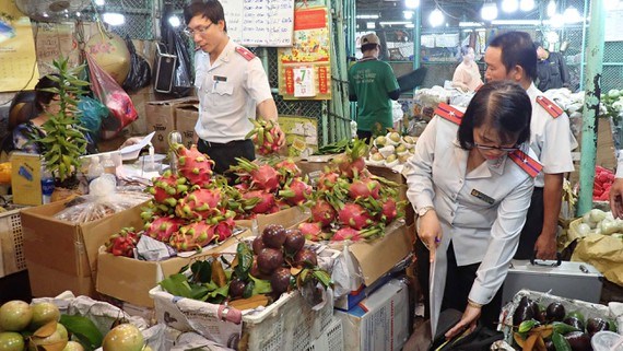 Đo&agrave;n kiểm tra li&ecirc;n ng&agrave;nh ATTP kiểm tra xuất xứ h&agrave;ng h&oacute;a cung ứng tết tại chợ đầu mối n&ocirc;ng sản Thủ Đức. Ảnh: Ho&agrave;ng H&ugrave;ng