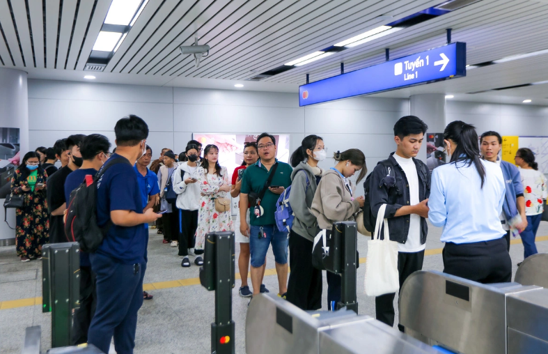 Người d&acirc;n xếp h&agrave;ng ở ga Bến Th&agrave;nh để đi metro số 1 - Ảnh: CH&Acirc;U TUẤN