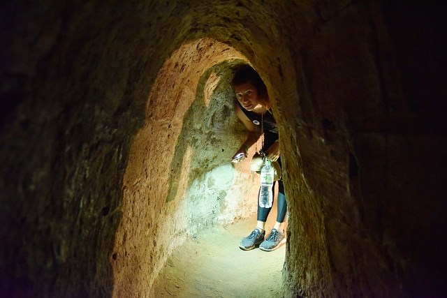 Địa đạo Củ Chi - nơi c&oacute; hệ thống đường ngầm d&agrave;i hơn 200 km, đường hầm dưới địa đạo vừa đủ cho một người đi lom khom. (Nguồn: vietnamtourism.gov.vn)