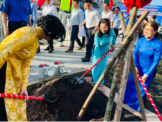 Kh&#225;nh th&#224;nh c&#244;ng tr&#236;nh x&#226;y dựng đoạn k&#234;nh H&#224;ng B&#224;ng - Ảnh 1