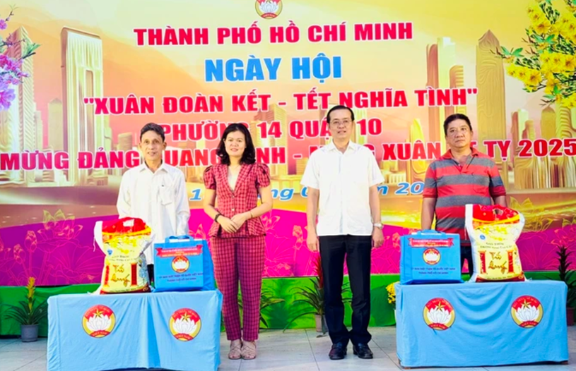 B&iacute; thư Quận ủy quận 10 L&ecirc; Văn Minh v&agrave; Trưởng Ban Phong tr&agrave;o Ủy ban MTTQ Việt Nam TPHCM Dương Thị Huyền Tr&acirc;m trao qu&agrave; cho người d&acirc;n tại chương tr&igrave;nh. Ảnh: CH&Iacute; THẠCH