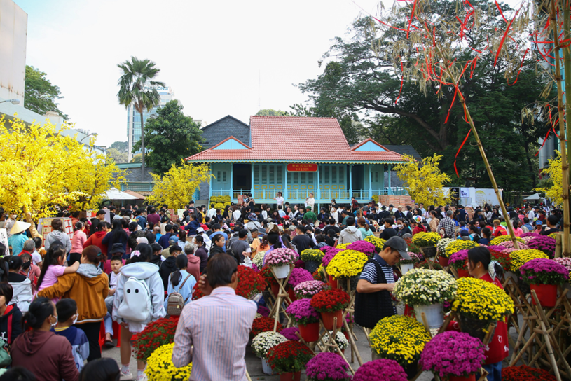 Kh&ocirc;ng gian Tết Việt tại nh&agrave; văn h&oacute;a Thanh ni&ecirc;n TP HCM (quận 1, TP HCM) những ng&agrave;y n&agrave;y lu&ocirc;n tấp nập kh&aacute;ch tham quan.