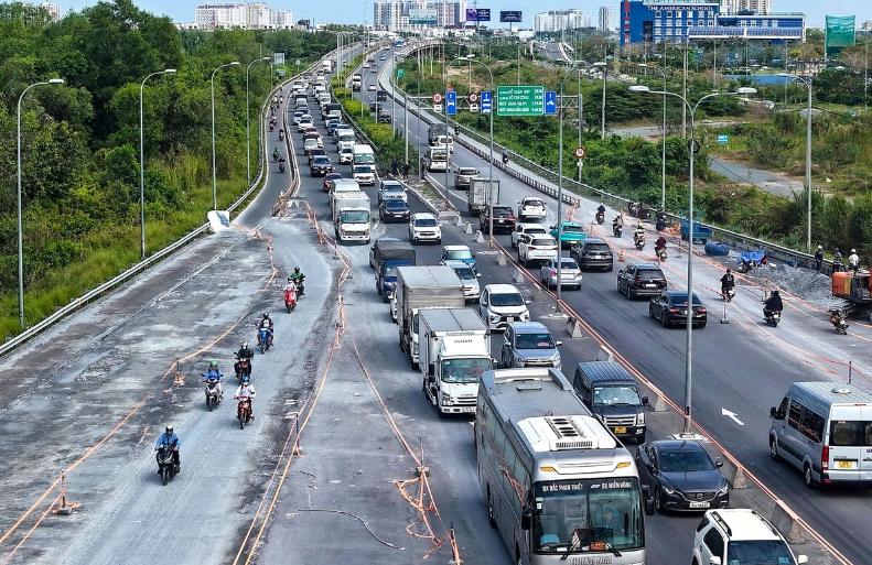 N&uacute;t giao An Ph&uacute;, đường dẫn cao tốc TP.HCM - Long Th&agrave;nh - Dầu Gi&acirc;y những ng&agrave;y n&agrave;y thường xuy&ecirc;n &ugrave;n ứ - Ảnh: C.TUẤN