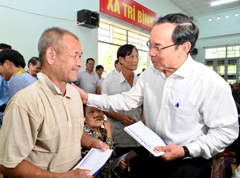 Đồng ch&iacute; Nguyễn Văn N&ecirc;n thăm hỏi v&agrave; gửi qu&agrave; tết đến b&agrave; con huyện Ch&acirc;u Th&agrave;nh, tỉnh T&acirc;y Ninh. Ảnh: VĂN MINH