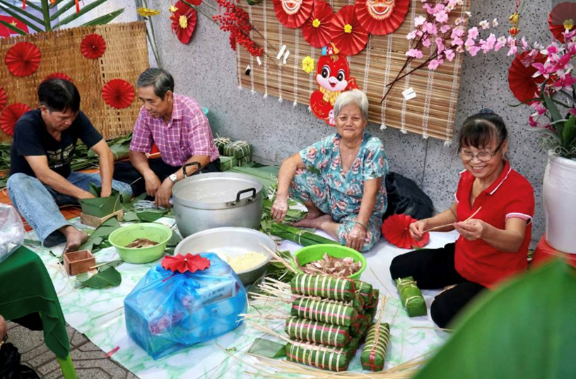 Người d&acirc;n phường T&acirc;n Thuận T&acirc;y c&ugrave;ng g&oacute;i b&aacute;nh t&eacute;t trong ng&agrave;y hội &ldquo;Xu&acirc;n đo&agrave;n kết - Tết nghĩa t&igrave;nh&rdquo;. Ảnh: Minh T&acirc;m