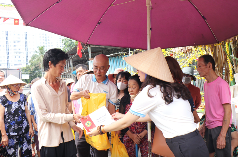 Mỗi phần qu&agrave; l&agrave; tấm l&ograve;ng của B&aacute;o Thanh Ni&ecirc;n c&ugrave;ng bạn đọc v&agrave; c&aacute;c nh&agrave; hảo t&acirc;m, mong cho b&agrave; con c&oacute; c&aacute;i tết đủ đầy, vơi đi phần n&agrave;o kh&oacute; nhọc trong cuộc sống