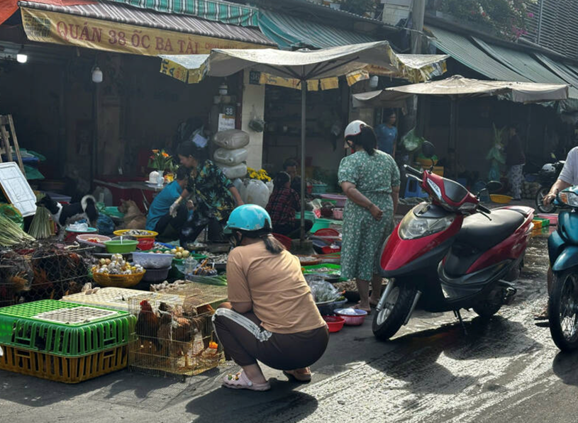 C&aacute;c chợ truyền thống cũng phục vụ kh&aacute;ch h&agrave;ng trở lại. Ảnh: Ngọc L&ecirc;