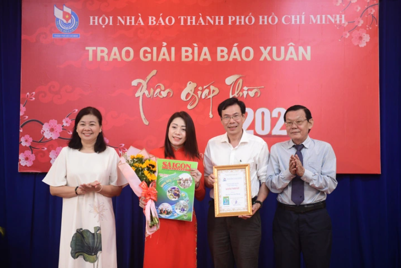 Đại diện b&aacute;o S&agrave;i G&ograve;n Giải Ph&oacute;ng nhận giải nhất b&igrave;a b&aacute;o xu&acirc;n - Ảnh: QUANG ĐỊNH