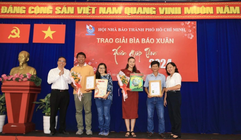 Đại diện b&aacute;o Tuổi Trẻ v&agrave; Người Lao Động nhận giải nh&igrave; b&igrave;a b&aacute;o xu&acirc;n - Ảnh: DŨNG PHƯƠNG