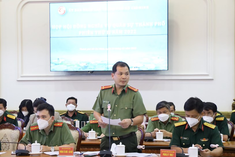 Đại diện C&ocirc;ng an TP th&ocirc;ng tin về c&ocirc;ng t&aacute;c tuyển chọn c&ocirc;ng d&acirc;n tham gia nghĩa vụ C&ocirc;ng an nh&acirc;n d&acirc;n năm 2022. Ảnh: Linh Nhi