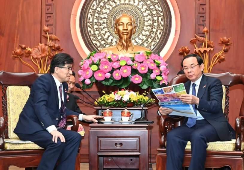 B&iacute; thư Th&agrave;nh ủy TPHCM Nguyễn Văn N&ecirc;n tại buổi tiếp Thị trưởng TP Fukushima Kohata Hiroshi. Ảnh: VIỆT DŨNG