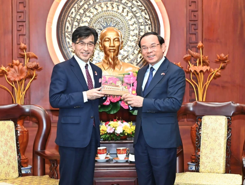 B&iacute; thư Th&agrave;nh ủy TPHCM Nguyễn Văn N&ecirc;n trao qu&agrave; lưu niệm của TPHCM đến đo&agrave;n c&ocirc;ng t&aacute;c. Ảnh: VIỆT DŨNG