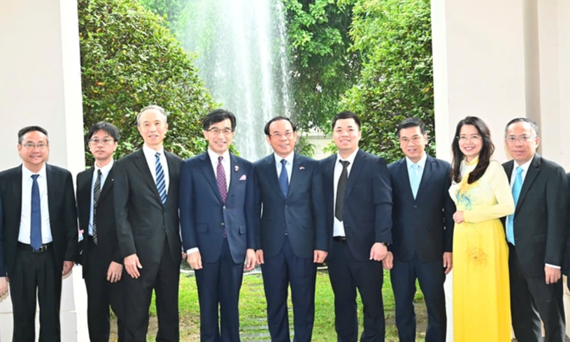 B&iacute; thư Th&agrave;nh ủy TPHCM Nguyễn Văn N&ecirc;n c&ugrave;ng c&aacute;c đại biểu chụp ảnh lưu niệm tại buổi tiếp. Ảnh: VIỆT DŨNG