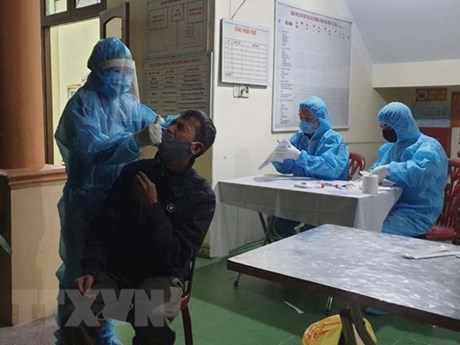 Lấy mẫu x&eacute;t nghiệm SARS-CoV-2 tại th&agrave;nh phố U&ocirc;ng B&iacute;. (Ảnh: TTXVN ph&aacute;t)