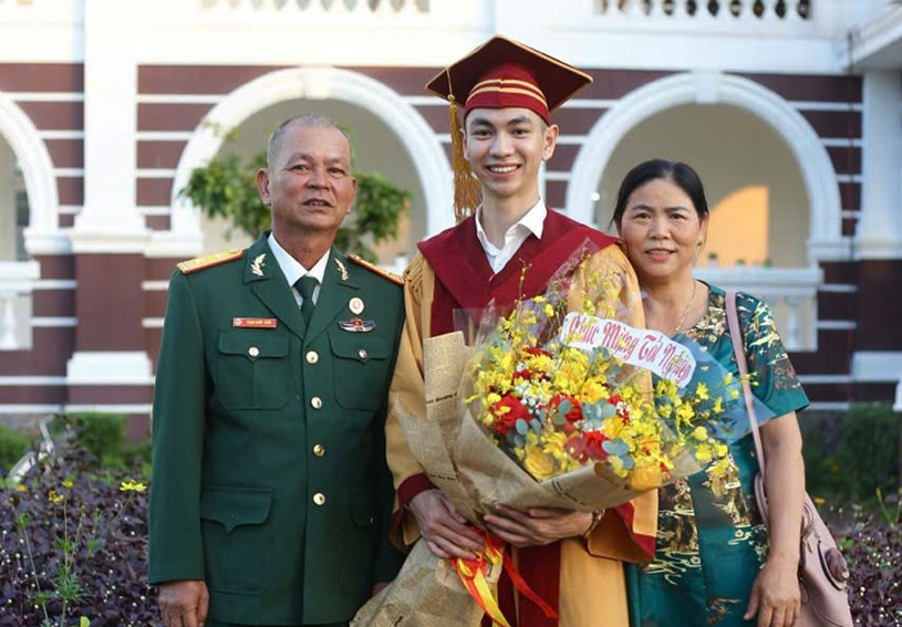 Em Trịnh Quốc Thắng c&ugrave;ng bố mẹ tại lễ tốt nghiệp đại học. Ảnh: NVCC